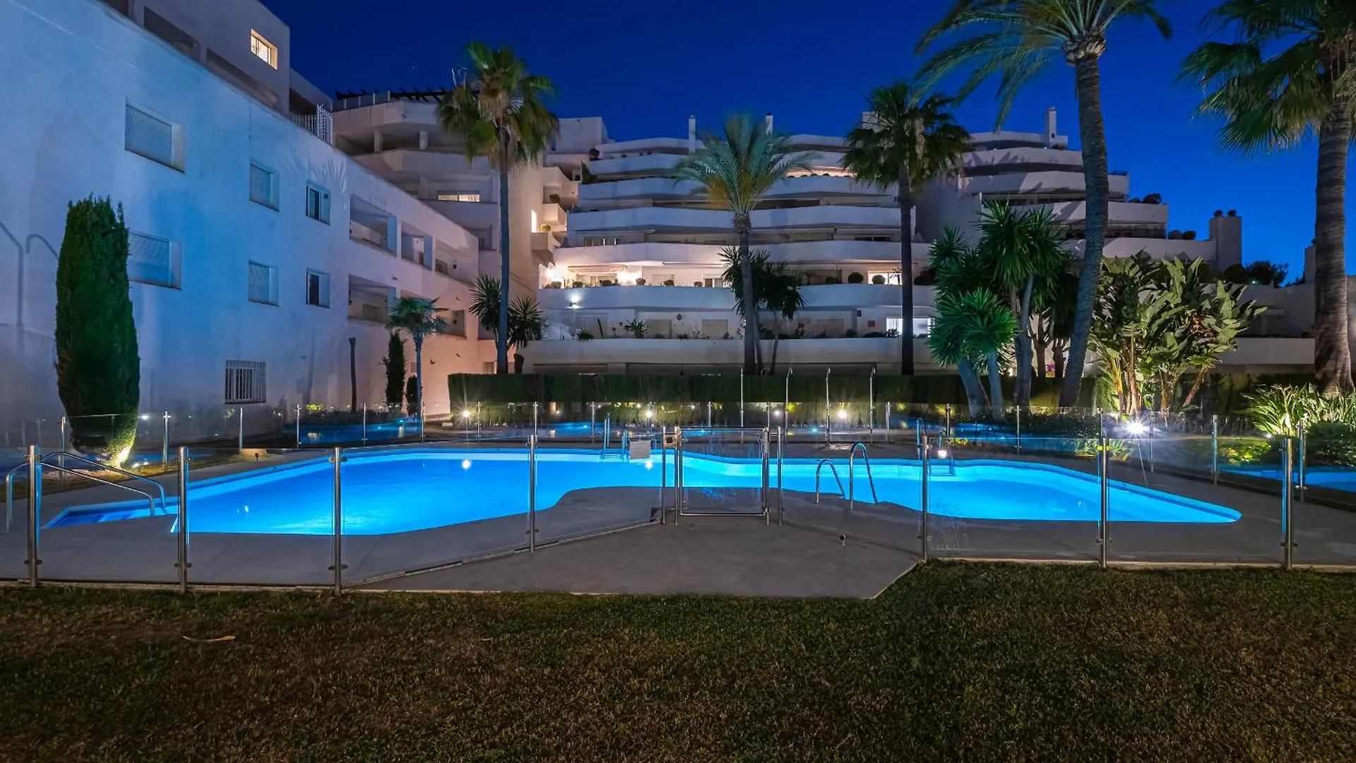 Rent Prestige- Jardines Andalucia Puerto Banus Lägenhet Marbella