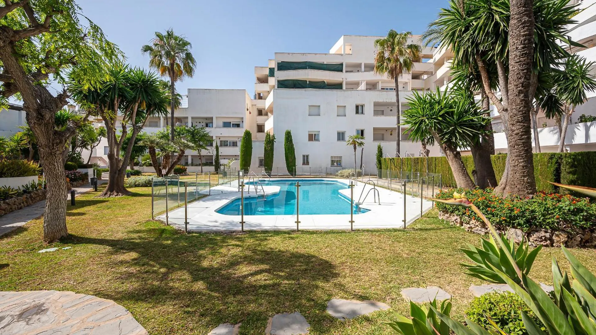 Rent Prestige- Jardines Andalucia Puerto Banus Apartment Marbella
